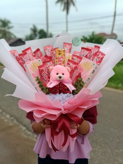 Bucket Snack Pink, Birthday Arrangements, Snack Bouquet, Buket Snack, Bucket Ideas, Diy Bouquet Wrap, Bouquet Wrap, Snack Cake, Diy Bouquet