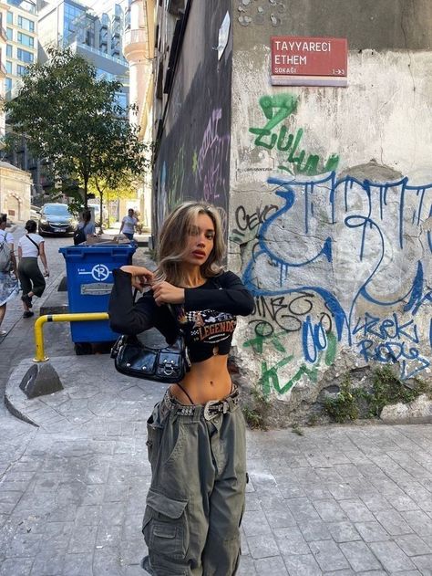 Chica Hip Hop, Pakaian Hipster, Mode Emo, Chique Outfits, Foto Poses, Tomboy Outfits, Looks Street Style, Streetwear Fashion Women, Elegantes Outfit