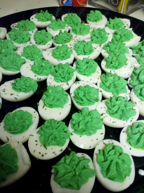 Green Deviled Eggs, Irish Appetizers, St Pattys Party, St Patrick's Day Appetizers, St Patricks Food, St Patrick Day Snacks, St Patrick Day Treats, Irish Party, St Patricks Day Food