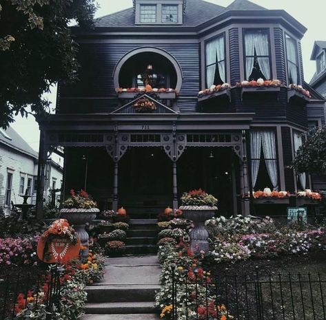 kelli + hayley on Instagram: “we love witch house Wednesday 🎃☠️ pic by @creaturedoom” Black Victorian House, Gothic House Exterior, Victorian Gothic House, Gothic Victorian House, Cottage Goth, Gothic Homes, Goth Houses, Witchy House, Black Houses