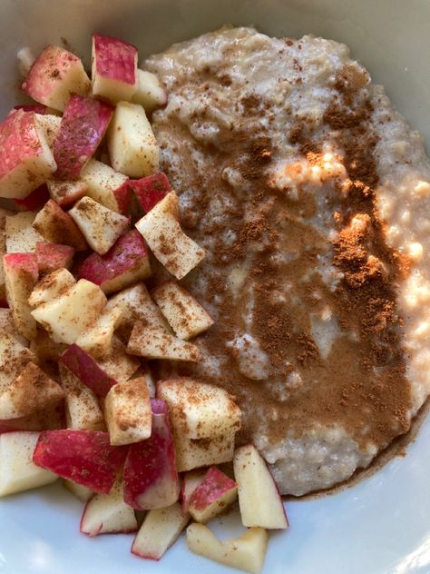 oats with vanilla protein powder and egg whites + apple, cinnamon and powdered peanut butter Apple Oats Recipes, Oatmeal Aesthetic, Cinnamon Apple Oatmeal, Apple Breakfast Recipes, Powdered Peanut Butter, Protein Oats, Apple Cinnamon Oatmeal, Apple Oatmeal, Healthy Food Inspiration