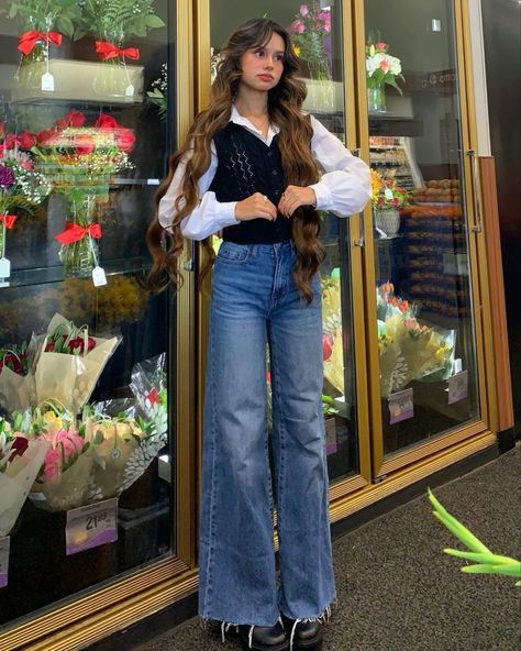 Jean Bell Bottoms Outfits, Bell Jeans Outfit, High Rise Wide Leg Jeans Outfit, Hispanic Outfits, High Rise Jeans Outfit, Bottom Jeans Outfit, Bell Bottom Jeans Outfit, Blue Wide Leg Jeans, Bell Bottoms Outfit