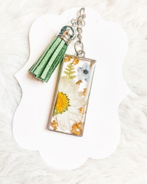 Pressed Flower Keychain, Pendant Keychain, Boutique Ideas, Market Ideas, Keychain Handmade, Resin Uses, Pasta Flexible, Mod Podge, Resin Pendant