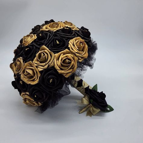 Custom made Gothic skull Black and gold wedding bouquet made with real touch roses. Skulls are placed on every rose. Handle is made up of black and gold satin ribbon in a french twist, tulle, and your choice of handle accessories. Great for any gothic/Halloween wedding. Matching boutonnieres and corsages available Available in four sizes: Small 6" Toss/mini Bouquet Medium 8" Bridesmaid Bouquet Large 10" Bridal Bouquet Ex-Large 13" Bridal Bouquet Our bridal bouquets are entirely customizable and Halloween Themed Bouquets, Black And Gold Bouquet Wedding, Black And Gold Flower Bouquet, Black And Gold Wedding Bouquet, Black And Gold Wedding Centerpieces, Black And Gold Bouquet, Black And Gold Quinceanera Theme, Gold And Black Wedding Theme, Black And Gold Wedding Dress