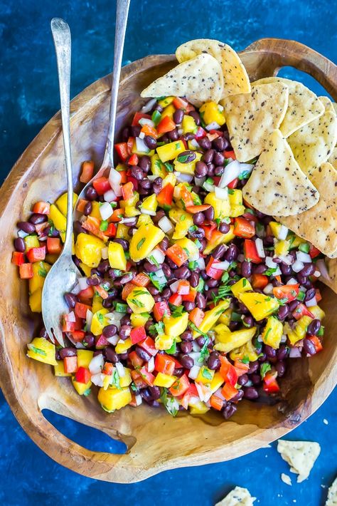 Easy Mango Black Bean Salad - She Likes Food Luau Side Dishes Potlucks, Mango Black Bean Salad, Fancy Apps, Hawaiian Side Dishes, Tiki Christmas, Myfitnesspal Recipes, Hawaii Recipes, Menu Sarapan Sehat, Mango Chicken