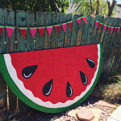 DIY watermelon for watermelon party #summer Watermelon Day Decoration, Diy Watermelon Decor Birthday Parties, Watermelon Pinata, Watermelon Backdrop, Watermelon Paper Fan Craft, Watermelon Stand, Watermelon Float, Paper Watermelon, Watermelon Tree