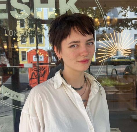 90s pixie haircut with wispy fringe at our Berlin hair salon in Moabit Short Straight Pixie Haircuts, 90s Crop Hair, Fringe Pixie Haircut, 90s Pixie Cut Straight Hair, Middle Part Pixie Haircut, Berlin Haircut, Outgrown Pixie Haircut, Berlin Hairstyle, 60s Pixie Haircut