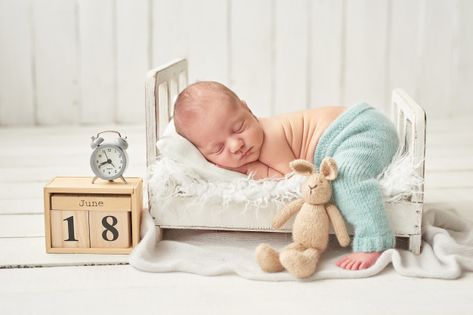 Newborn Baby Bedding, Boy Sleeping, Newborn Photos Boy, Baby Boy Newborn Photography, Foto Newborn, Newborn Photography Boy, Newborn Clothing, Baby Photoshoot Boy, Newborn Studio