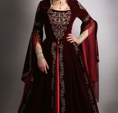 Medieval Dress Royal, Queen Dress Royal Medieval, Queen Dress Royal, Mideval Dress, Game Of Thrones Style, Game Of Thrones Dress, Red And Gold Dress, Game Of Thrones Outfits, Old Fashion Dresses