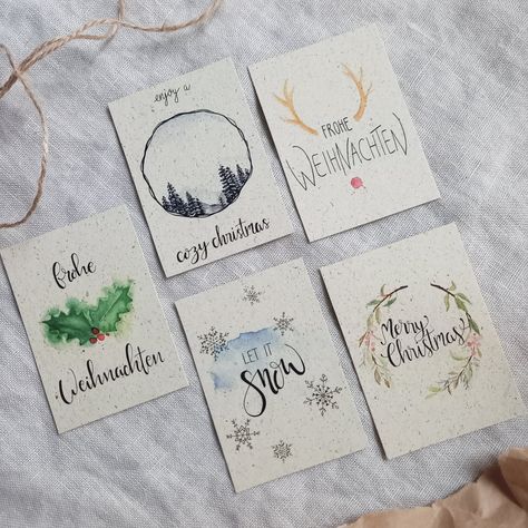 Geschenkanhänger für Weihnachtsgeschenke aus Graspapier | 10 Mini Karten für Weihnachten | kleine Weihnachtskarten | weihnachtliche Hangtags #geschenkanhangerweihnachten #minikartenweihnachten #geschenkeverpackenweihnachten https://etsy.me/3Uvnrlp Cozy Christmas, Diy Cards, Hand Lettering, Sticker Paper, Card Design, Holiday Gifts, Christmas Cards, Merry Christmas, Place Card Holders