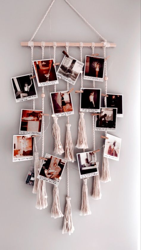 Taylor Swift Picture Collage, Taylor Swift Aesthetic Home Decor, Taylor Swift Wall Bedroom, Subtle Taylor Swift Room Decor, Taylor Swift Inspired Bedroom Decor, 1989 Taylor Swift Room Aesthetic, Taylor Swift Themed Room Decor, Taylor Swift Record Wall, Taylor Swift Inspired Room Aesthetic