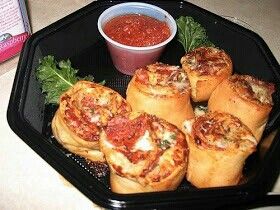 Old Chicago Cicilian Pepperoni Rolls - from a former OC Chef!   1 part shredded Pepper jack Cheese 2 parts shredded Mozzarella Cheese 1 part pepperoni, quartered A couple table spoons burger seasoning.   Mix, spread evenly on a rectangle shape stretched calzone dough, keeping the filling away from the edges. Drizzle buttermilk ranch throughout. Roll. Cut ends off, then cut roll into 6 segments. Place on greased pizza pan, bake at 427 for 7 minutes. Pepperoni Rolls Recipe, Pizza Roll Recipe, Pepperoni Rolls, Pizza Rolls, Football Food, Yummy Appetizers, Pressure Cooker, Om Nom, Appetizer Snacks