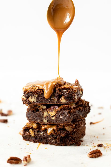 Salted Caramel Pecan Brownies Caramel Pecan Brownies, Pecan Brownies Recipe, Brownie Caramel, Easy Salted Caramel, Brownies Caramel, Salted Caramel Brownie, Pecan Brownies, Brownies From Scratch, Fudgy Brownie Recipe