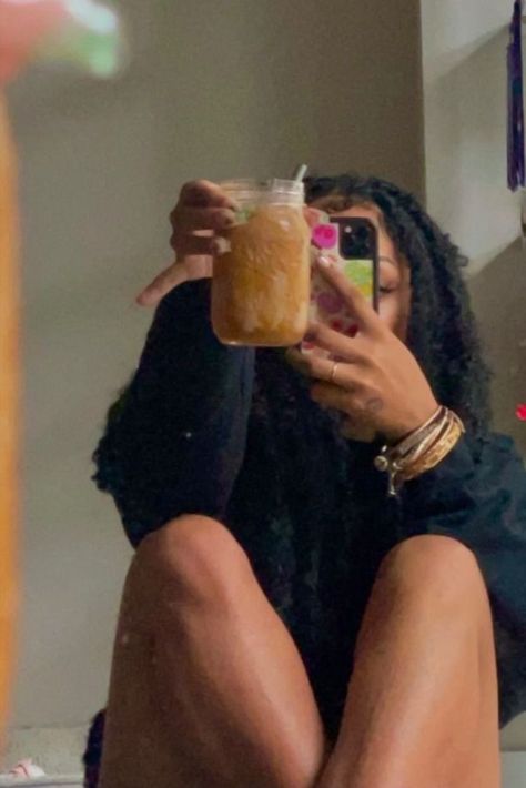 black girl morning routine smoothie Black Woman In Dress Aesthetic, Photo Dump Black Women, Black Girls Self Care Aesthetic, Black Femininity Aesthetic Faceless, Photo Ideas Black Women, Liyah Li, Faceless Pics, Black Femininity, Instagram Photo Inspiration