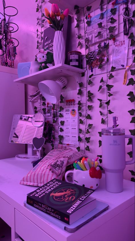 Deskspace Ideas, Artsy Room Ideas, Room Ideas Aesthetic Desk, Teen Desk Ideas, Girlie Apartment, Summer Room Ideas, Street Room, Whimsy Goth Bedroom, Woman Bedroom Ideas