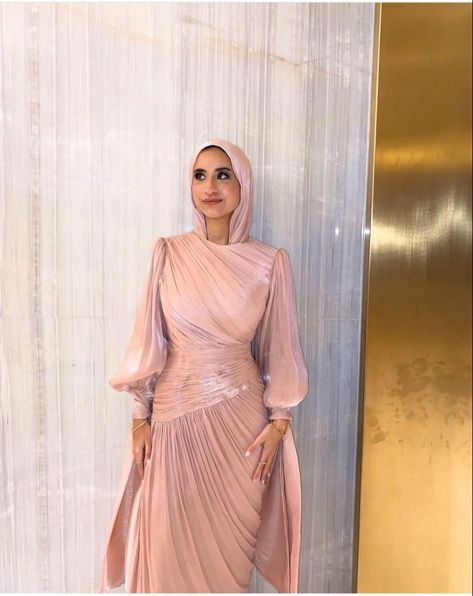 Pink Dress For Hijab, Pink Dress Hijab, Hijab Bridesmaids, Hijab Graduation Outfit, Dress For Hijab, Soirée Dresses, Hijab Bridesmaid, Hijabi Dresses, Fuschia Dress