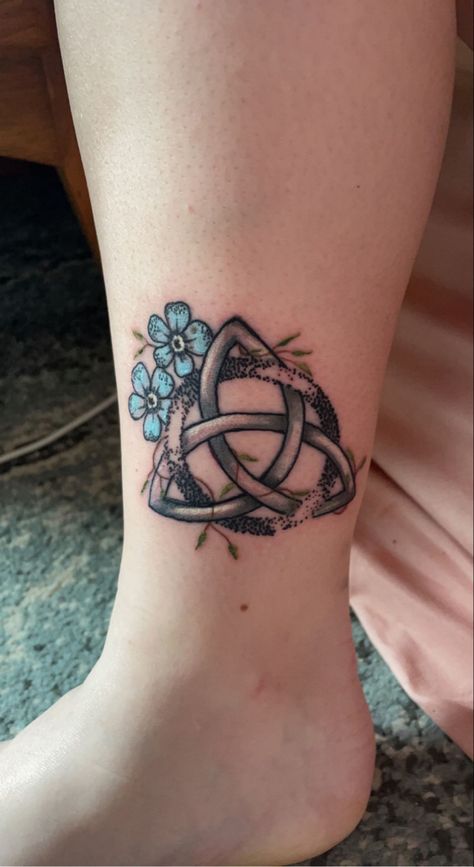 Chelsea Tattoo, Tiny Butterfly Tattoo, Triquetra Symbol, Tattoo Pierna, Shamrock Tattoos, Celtic Knot Tattoo, Lily Flower Tattoos, Irish Tattoos, Knot Tattoo