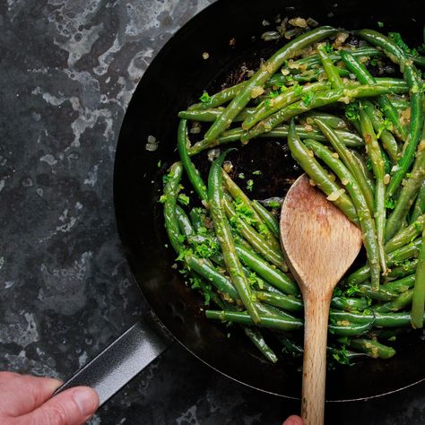 LYONNAISE GREEN BEANS — French Cooking Academy French Green Bean Recipes, French Side Dishes, French Beans, French Green Beans, Cooking Green Beans, French Recipes, Fresh Green Beans, Green Bean Recipes, French Cooking