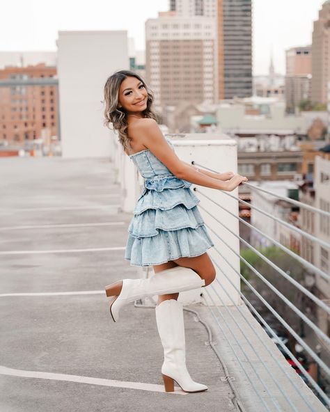 Boutique Photoshoot Poses, City Photoshoot Poses, City Birthday Photoshoot, Rooftop Senior Pictures, Downtown City Senior Picture Ideas, Cute Senior Picture Outfits, Senior Pictures City, Downtown Photoshoot Senior Pics, City Senior Picture Ideas