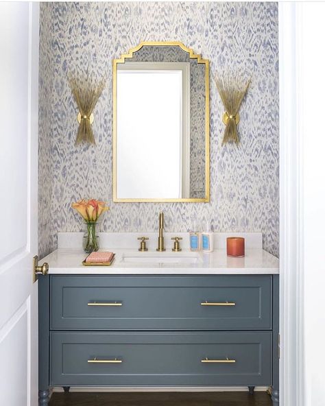 Grandmillennial Decor, Wallpaper Powder Room, Modern Powder Rooms, Powder Room Remodel, Powder Room Wallpaper, Powder Room Decor, Powder Room Design, Bad Inspiration, Home Luxury