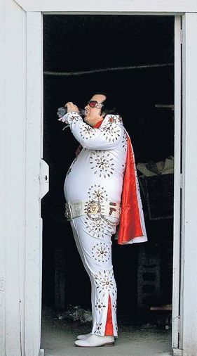 Elvis Presley Fat, Fat Elvis, Elvis Pictures, Elvis Impersonator, Hollywood Style, Deadly Sins, White Gardens, Hollywood Fashion, Frankenstein