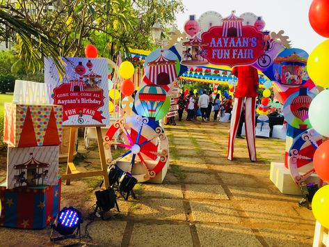 Entrance ideas for Carnival Carnival Theme Entrance, Canopy Decor, Carnival Baby Showers, Elementary Graduation, Carousel Birthday Parties, Carnival Design, Carnival Parties, Zoo Birthday Party, Fair Theme