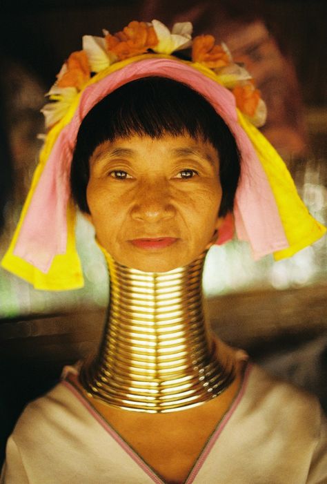 Long neck women of Thailand Giraffe Neck, Mae Hong Son, Neck Rings, Neck Women, Northern Thailand, Cultural Identity, We Are The World, Drawing Projects, Long Neck