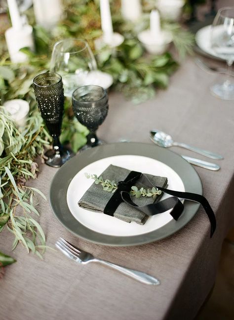 8 Pretty Ways to Fold Napkins At Your Wedding Reception Reception Table Place Settings, Place Settings Thanksgiving, Tafel Decor, Table Place Settings, Wedding Reception Tables, Napkin Folding, Wedding Table Decorations, Gray Weddings, Wedding Table Settings