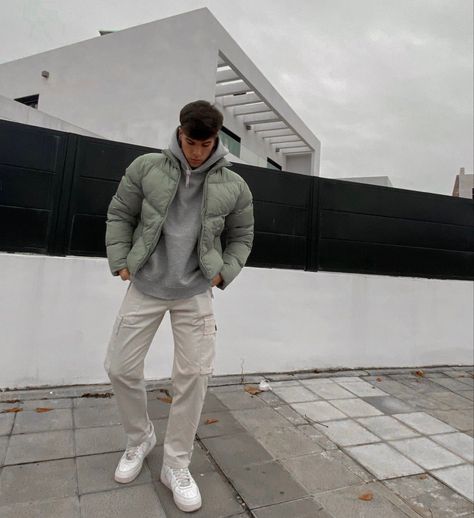 Guys Winter Outfits Aesthetic, Grey Puffer Jacket Outfit Men, Men’s Winter Fits, Snow Fits Men, Mens Sherpa Jacket Outfit, Mens Snow Outfit, Puffy Jacket Outfit Men, Men Snow Outfit, Snow Outfits Men