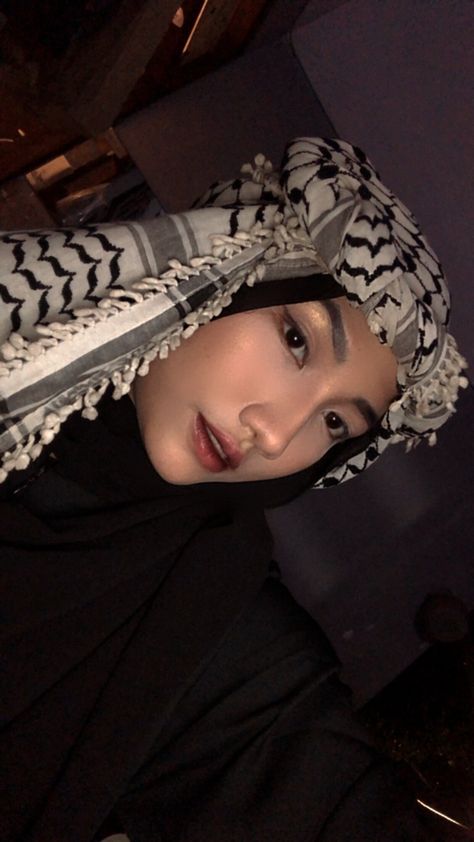 Arabian Look, Pubg Dp, Muslim Girl, Hijab Girl, Hijab Tutorial, Beautiful Hijab, Best Actor, Anime Kawaii, Children Photography