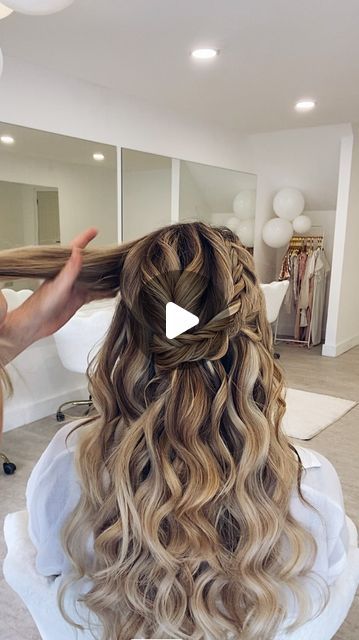 Half Up Half Down Bun With Braid, Twist Braid Half Up Half Down, Half Up Curls Wedding, Side Braid Half Up Half Down, Wedding Hairdos For Long Hair Half Up, Hair Tutorial Half Up, Half Up Half Down With Rubber Bands, Half Up Half Down Twist Tutorial, Twisted Half Up Half Down Tutorials