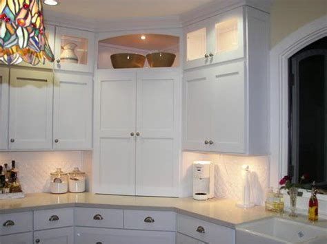 Cool way to do the corner! Widen angle for larger ... Corner Appliance Garage, Kitchen Corner Pantry, Kitchen Corner Cupboard, Corner Pantry Cabinet, Kitchen Corner Storage, Corner Drawers, Storage Corner, Kitchen Appliance Storage, Corner Storage Cabinet