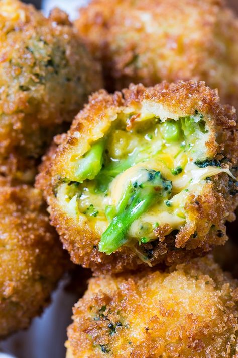 Fried Broccoli Cheese Balls - I’m saving this to my air fryer board, as I’ll try this in the air fryer. Even if they don’t stay round, and they flatten somewhat, this could be a winner. Broccoli Cheese Balls, Recipe For Broccoli, Pasta Vegetariana, Fried Broccoli, Broccoli Cheese, Cheese Balls, Broccoli Recipes, Idee Pasto Sano, Broccoli And Cheese