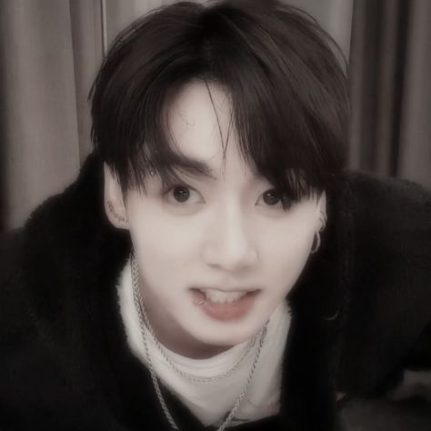 Jungkook Kim Taehyung, Jungkook Selca, Jeon Jeongguk, Jungkook Aesthetic, Whatsapp Dp, Black And White Aesthetic, Book Cover Art, Foto Jungkook, White Aesthetic