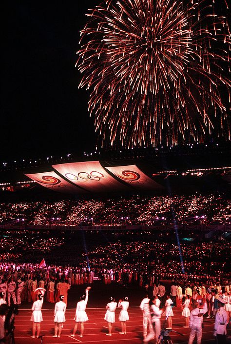 Fireworks at the closing ceremonies of the 1988 Summer Olympics in Seoul Pentathlon, Summer Olympic Games, Korean Peninsula, Korean History, London Park, Summer Games, Winter Games, Summer Olympics, World Peace