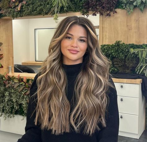 Bronde Balayage With Highlights, Blonde Balayage On Tan Skin, Blond Hair For Brown Skin, Blonde Hair Olive Skin Tone, Caramel Bronde Haircolor, Teddy Bear Bronde Balayage, Honey Blonde Balayage On Dark Hair, Dimensional Brown Hair, Balayage Hair Caramel