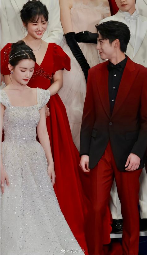 Shancai Meteor Garden, Dylan Wang Meteor Garden, Shy Smile, Meteor Garden Cast, Red Couple, Flirty Eyes, Wang Hedi, Shen Yue, Suits Korean