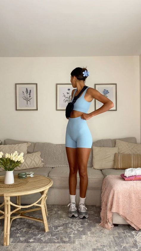 Light Blue Workout Set, Cross Body Bag Outfit Summer, Everyday Workout Outfits, Light Blue Workout Outfit, Light Blue Gym Outfit, Blue Athleisure Outfits, New Balance Gym Outfit, Lululemon Workout Set, Blue Workout Aesthetic