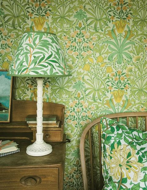 Green and Yellow Interiors Green Flowers Wallpaper, Weeds Wallpaper, Wallpaper Table, Ben Pentreath, William Morris Wallpaper, Woodland Flowers, Morris Wallpapers, Turquoise Wallpaper, Green Color Schemes