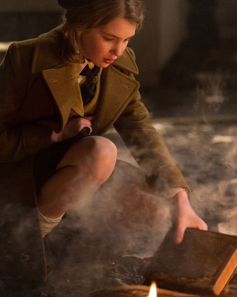 Liesel Meminger picking up the Shoulder Shrug;the name of the second book she stole Geoffrey Rush, Sophie Nelisse, Book Burning, Books And Tea, Emily Watson, Book Thief, Markus Zusak, Jewish Books, The Book Thief