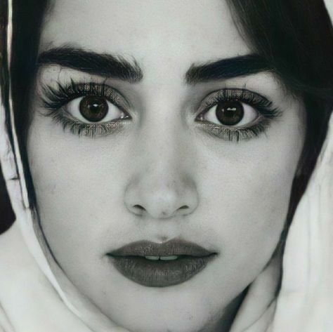 Wallpaper Backgrounds Aesthetic, Backgrounds Aesthetic, Arab Beauty, Aesthetic Eyes, Pretty Skin, Model Face, Longer Eyelashes, Long Lashes, Pretty Eyes