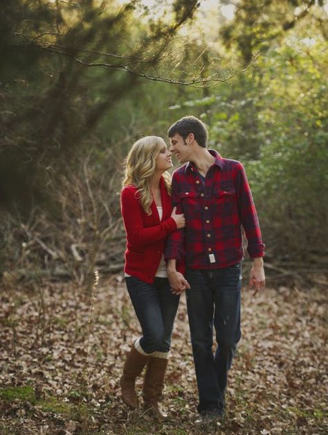 Matching outfits for this cute fall engagement photo session Muted Background, Family Photo Outfits Winter, Portret Feminin, Christmas Proposal, Pictures Outfits, Fall Engagement Pictures, Fall Family Photo Outfits, Family Christmas Pictures, Shotting Photo