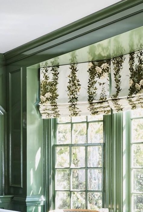 Relaxed Roman Shade Living Room, English Cottage Window Treatments, Roman Shades Bay Window, Bay Window Roman Shades, Floral Roman Shades, Dressing Windows, Valance Diy, Outside Mount Roman Shades, Cottage Window Treatments