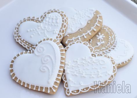 love the white and the edging and the swirls Sweets Art, Angel Cookies, Frosted Cookies, Valentine Sugar Cookies, Lace Cookies, Cookies Decoradas, Cookie Bakery, Cookie Videos, Shaped Cookies