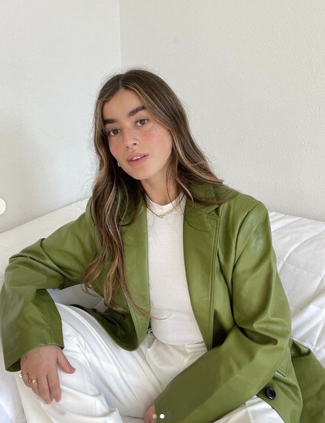 Green Leather Blazer Outfit, Green Zara Leather Jacket Outfit, Chic Green Leather Jacket For Winter, Chic Green Leather Jacket With Zipper, Green Leather Blazer, Green Leather Jacket Outfit, Elegant Green Zara Blazer, Chic Green Leather Outerwear, Green Leather Jacket