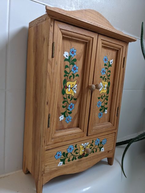 Furniture Flower Painting, Partially Painted Furniture, Wooden Cupboard Painting Ideas, Painted Wooden Furniture Ideas, Dutch Painted Furniture, Door Painting Ideas Creative, Cupboard Painting, Floral Painted Furniture, European Folk Art