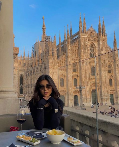 Winter Outfits Milan, Milan Duomo Photo Ideas, Milan Autumn Outfit, Milan Duomo Pictures, Photo Ideas In Milan, Milan Pics Ideas, Milano Instagram Photos, Milan Winter Outfit, Milano Outfit Winter