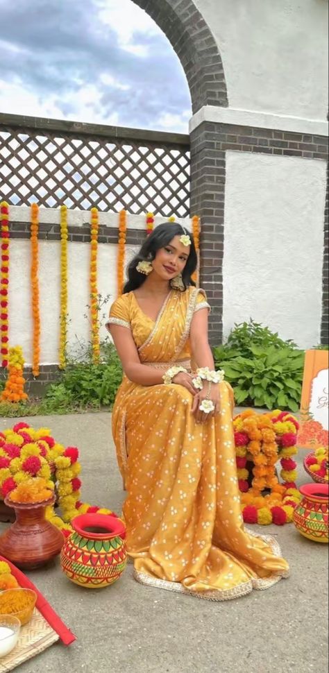 Gaye Holud Outfit, Maiyan Outfit Bride, Haldi Saree Outfit, Haldi Look For Bride In Saree, Gaye Holud Aesthetic, Bangladesh Wedding Dress, Bangladeshi Lehenga, Bengali Haldi Look, Bengali Wedding Aesthetic