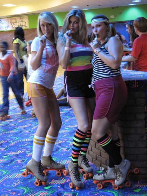 Host a Retro Roller Skating Party! Roller Skating Outfit, Retro Roller Skating, Night Party Ideas, Roller Skate Birthday Party, Skate Birthday Party, Skater Chick, Roller Skate Birthday, Roller Skating Outfits, Skating Outfit