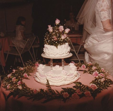 60s Wedding Cake, 70s Wedding Photos, 60s Wedding Theme, Vintage Wedding Pictures, Priscilla Presley Wedding, 60s Wedding, Elvis Wedding, 80s Wedding, Oc Aesthetic